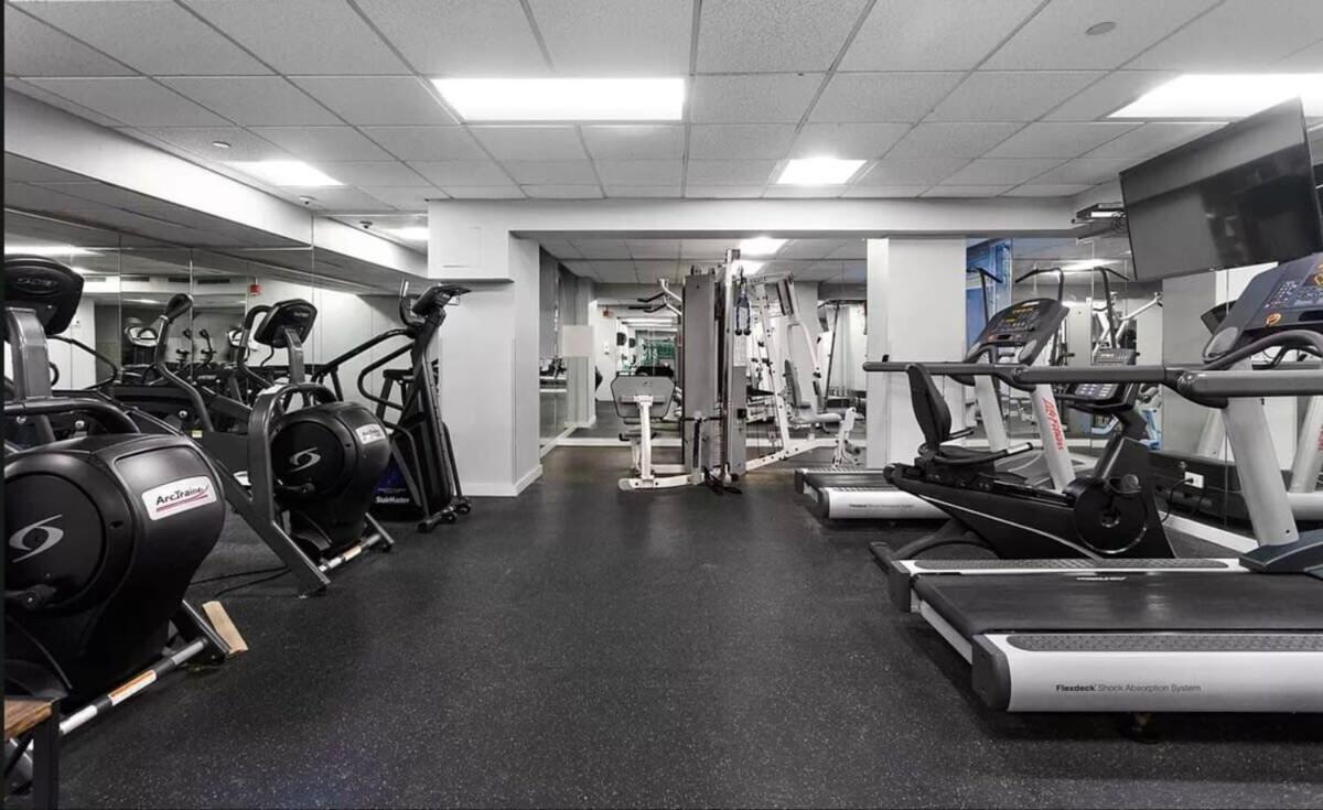 73-1120 New Uws Doorman Gym